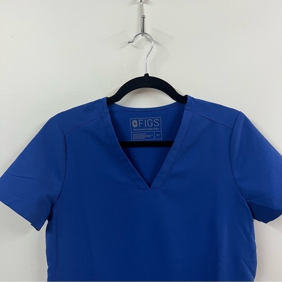 Figs Casma Three Pocket Scrub Top - Picture 2 of 9
